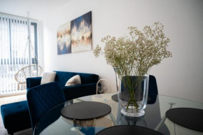 Modern City Centre Two Bedroom Suite & NETFLIX & WIFI